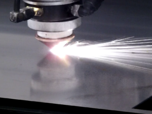 CO2 laser cutting metal